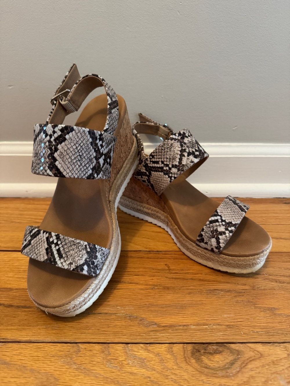 Report Elmer Sport Snake Print Wedge Sandals - Grey/Black